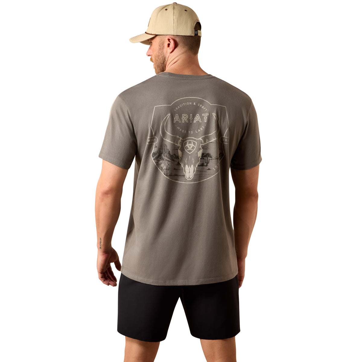 ARIAT MENS DESERT BADGE TRADITION TEE
