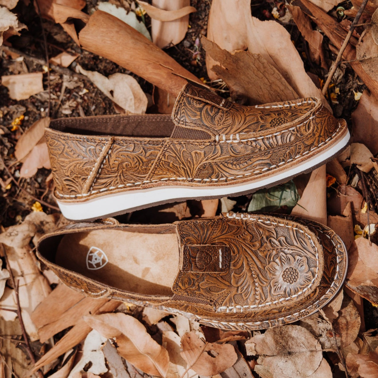 ARIAT WOMENS FLORAL EMBOSS CRUISER MOCCASINS