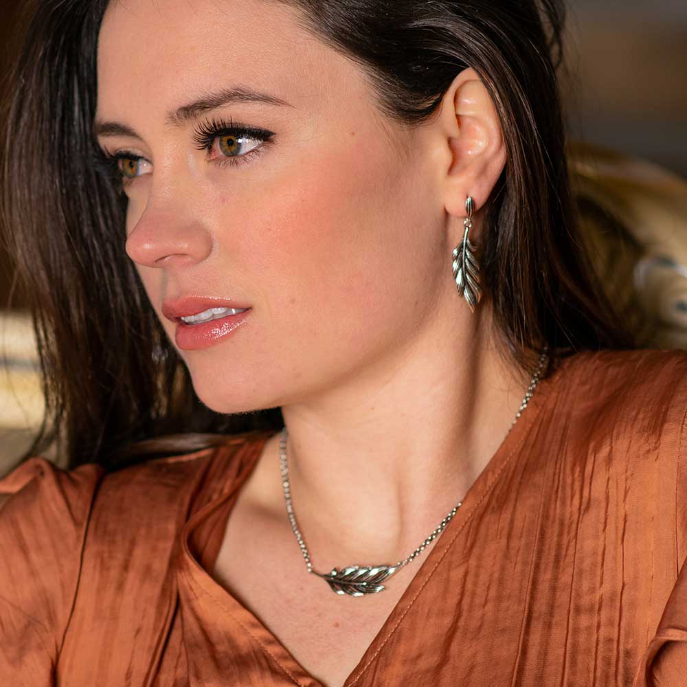 MONTANA FRAYED SINGLETON FEATHER NECKLACE